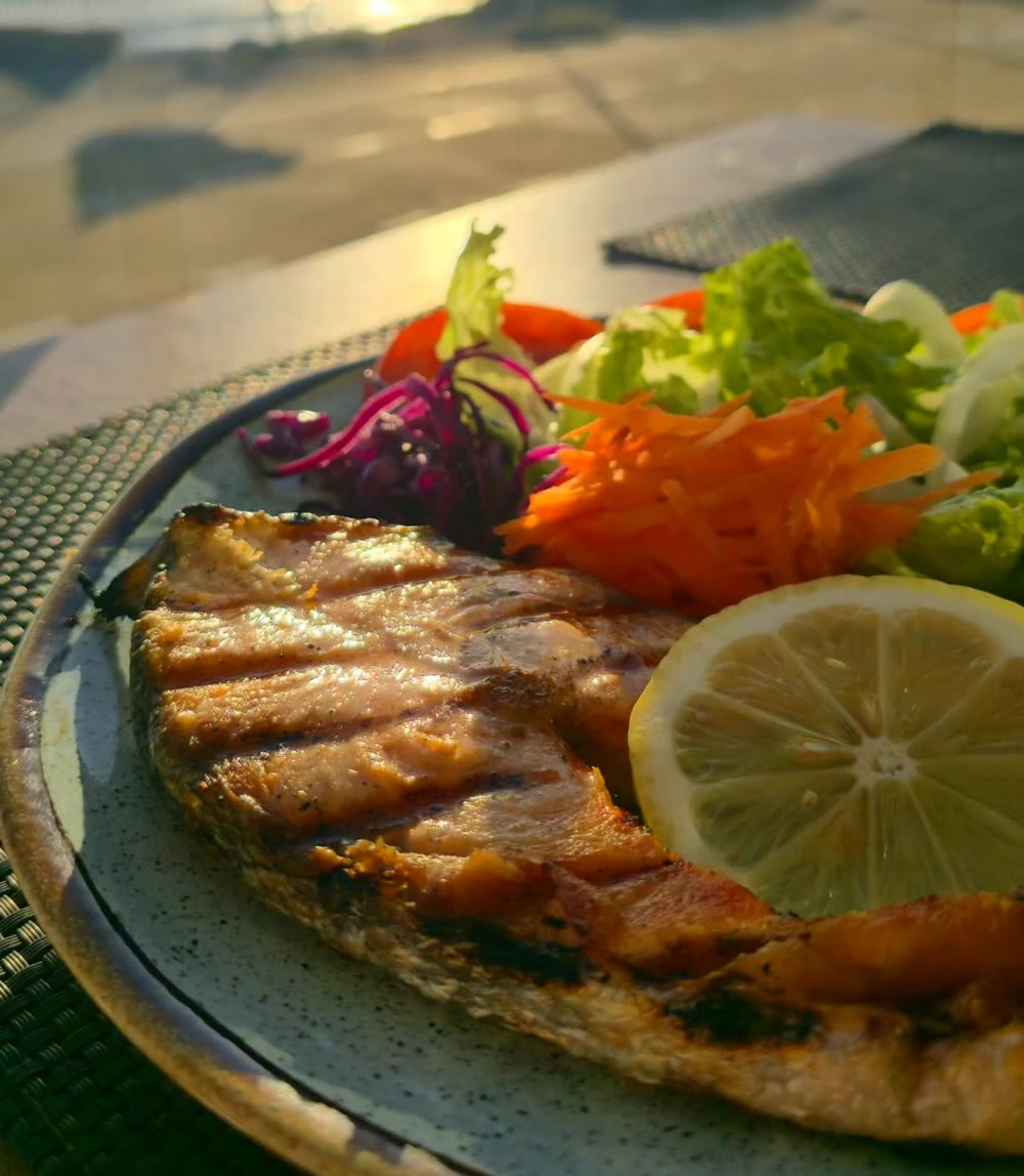 Posta de salmão grelhada na hora, peixe fresco do dia